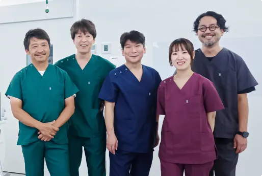 医師・看護師・スタッフのチーム集合写真
